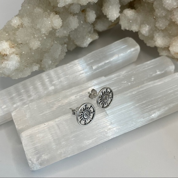 NEW! 925 Sterling Silver Compass Earrings. - Picture 3 of 4